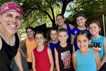 Chad Kempel with his wife and their seven kids on the day of the family 5K